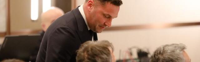 Nećete verovati s kim se Tošić provodio prošle noći: Duško pozirao, niko ne veruje šta je bilo na stolu