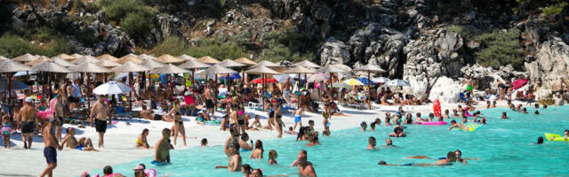 Prevrnuo se čamac sa turistima iz Srbije u Paraliji: Drama u Grčkoj, među njima i dete! Ovako su spasioci sproveli akciju spasavanja (FOTO)