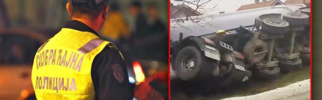 Kamion sleteo kod Čačka! Vozač komunalnog preduzeća čistio sneg pa sleteo u jendek (VIDEO)