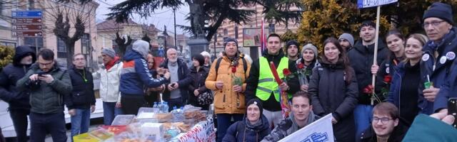 Grupu studenata koja je peške krenula na okupljanje u Niš u Vranju dočekali zagrljaji i hrana