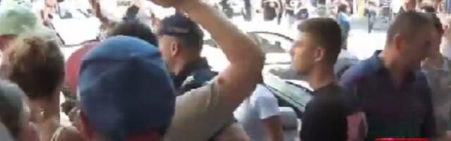 Policija gurala novinare na Dorćolu, pa opkolila devojku - ona beži (VIDEO)