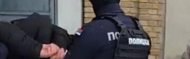 Pali i ubica i pomagač: Snimak hapšenja monstruma koji je tinejdžeru prerezao vrat u kafani u Tovariševu (VIDEO)