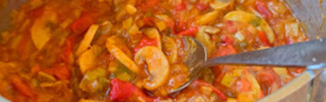 Šampinjoni sa prazilukom i paradajzom: Posni ručak prste da poližete, tajna je u gustom prelivu, odmah zapišite