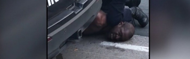 (VIDEO) "Ne mogu da dišem!" Brutalno hapšenje šokiralo svet: Policajac klečao na vratu muškarcu koji je kasnije preminuo!