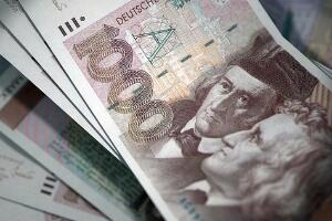 По сламарицама заостало 12 милијарди немачких марака и две деценије после увођења евра