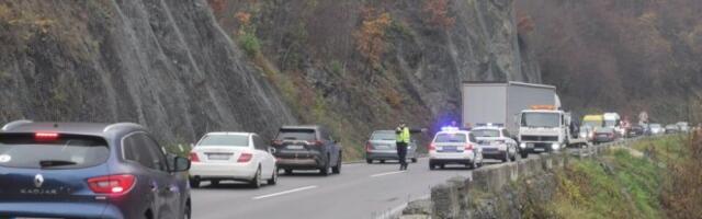 LANČANI SUDAR U TUNELU SOZINA! Saobraćaj u potpunom prekidu, ukazuje se pomoć povređenima