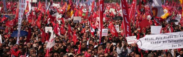 "MOGU NAS STRPATI U ZATVOR, ALI DžABE" Masovni protesti u Istanbulu zbog hapšenja Imamoglua: Slabi podrška Erdoganu (FOTO)