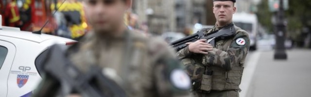 JOŠ JEDAN NAPAD U FRANCUSKOJ! U Avinjonu uz povike ALAHU AKBAR nožem krenuo na policajce, pa ubijen!