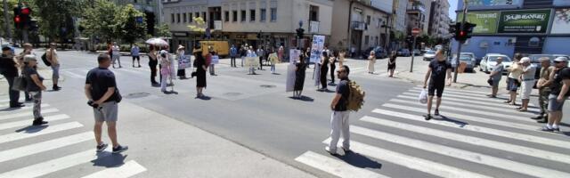 Zbog visokih temperatura BLOKADA raskrsnice kod "Uzora" od sada samo petkom: Odata pošta žrtvama novosadske tragedije (FOTO)