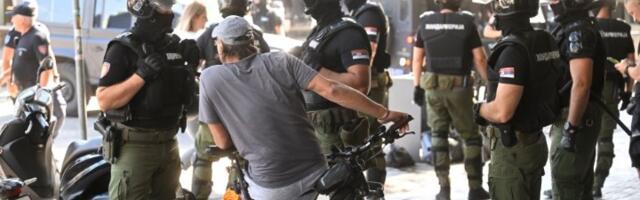 "Ja bih ga odmah privela": Viralni snimak ZGODNOG STUDENTA U BLOKADI kom policajac piše kaznu zaludeo žene (VIDEO)