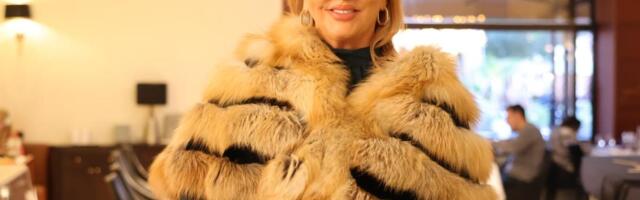 ĆANA PEVALA NA KROVU I TRAKTORU, A OVA NJENA KOLEGINICA JOJ STALA NA CRTU! Pevala na drvetu, kamionu, a u tučama radile testere - jednom izbili i oko