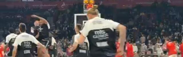 Nezapamćeno: Navijači Partizana gađali svoje igrače sa tribina Beogradske arene /VIDEO/