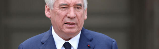 Бивши француски премијер Франсоа Бајру хоспитализован због тешког облика грипа