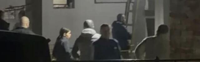 Prvi snimak Kaće Lazić nakon strašne tragedije: Darkova žena u crnini ispred kuće, prišao joj muže Ane Sević