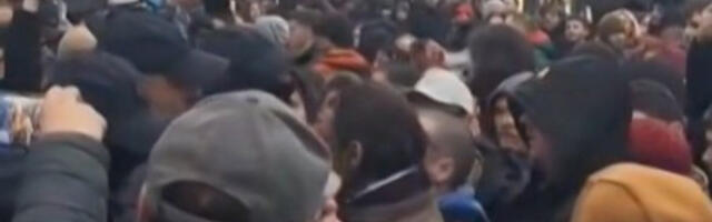 Napeto ispred Rektorata: Demonstranti nasrnuli na policiju, blokiran saobraćaj