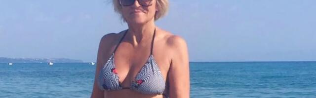 STANIJINA MAJKA, DRUGARICA ILI SESTRA? Slavica pozirala u minijaturnom bikiniju na plaži, žene da pozavide disciplini U SEDMOJ DECENIJI: "Ako budem u tim godinama izgledala kao ona..." (FOTO)