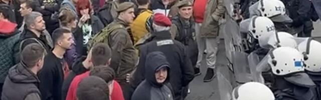 VIDEO: Protest zborova u Resniku zbog napada na aktiviste, prisutna i policija