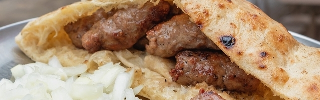 Mujo i Fata slavili 30 godina braka, a onda ona na sto iznese veliki somun u kojem je bio samo jedan ćevap...