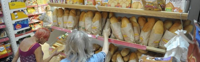 Žena je ispipala doslovno svaki hleb pre nego što je uzela onaj koji će da kupi i ljudi su zgroženi