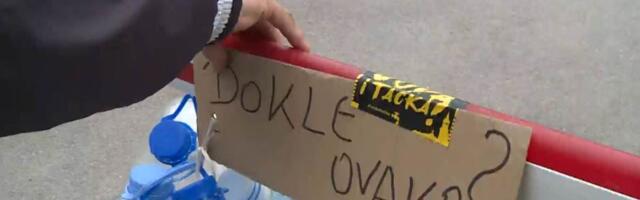 Aktivisti ZRAK razvili transparent ispred Vlade Srbije „Zrenjanin je žedan“