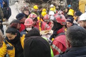 Српски спасиоци спасили девојку која је 108 сати била под рушевинама