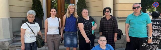 Ogijeva majka i danas pred sedištem grada Leskovca, uz podršku dela opozicije i građana