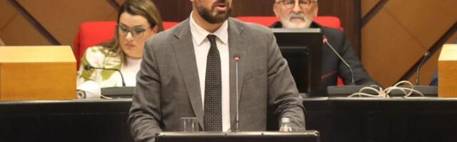 Novosađani otišli ispred zgrade gradonačelnika (VIDEO)