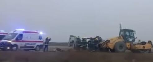 TEŠKA NESREĆA NA PUTU IRIG-RUMA: Kombi udario u radnu mašinu, strahuje se da ima mrtvih (video)