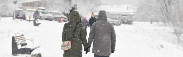 Studenti organizovali grudvanje dok se sa Trga Nikole Pašića uklanjaju barikade