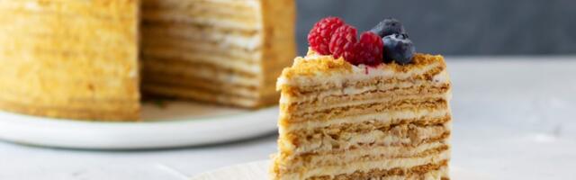 Medovik torta kao iz poslastičarnice – detaljan i provereno uspešan recept