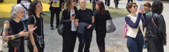 (Paparaco) Vilijem Defo u Veneciji: Slavni glumac razočaran ispred zatvorenog Paviljona Austrije
