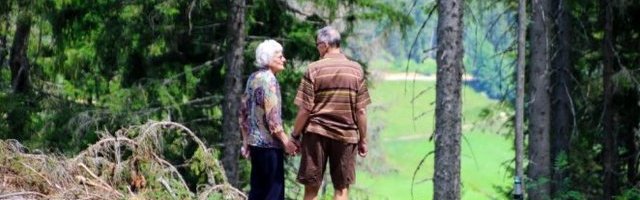 (FOTO) KORONA NIJE SPREČILA NJIHOVU LJUBAV Baka (85) i njen dečko (89) se svakog dana sastaju na granici kako bi popili kafu