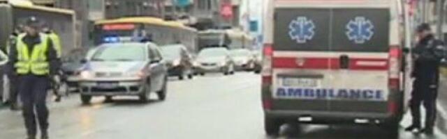 UZNEMIRUJUĆI SNIMAK, AUTOMOBIL GAZI ČOVEKA NA PEŠAČKOM PRELAZU! Projurio je kroz crveno svetlo i na raskrsnici NAPRAVIO HAOS!