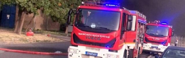 25 vatrogasaca gasilo požar na Karaburmi: Gorelo soliter