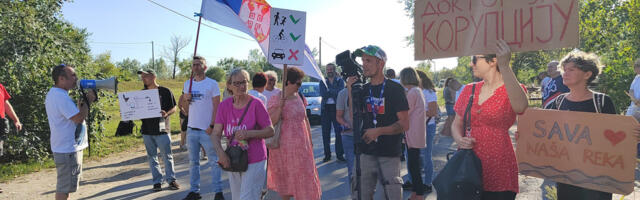 Automobilom na ljude koji brane Savski nasip