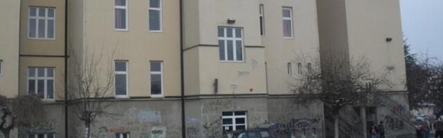 Učenik PRETUKAO školskog druga na odmoru: Udario ga u stomak, pa kolenom u glavu, a onda nastavio da ga tuče!