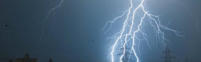 SRBIJA PONOVO VEČERAS NA UDARU VREMENSKIH NEPOGODA! Pogledajte kretanje nevremena iz sat u sat i KO ĆE BITI PRVI NA UDARU! (FOTO)