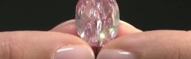 Dijamant prodat na aukciji za 26,6 miliona dolara (VIDEO)