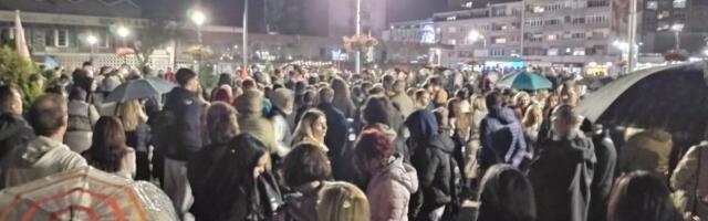 Niko nije sam: Skup podrške uhapšenim kolegama u Novom Pazaru ispred opštine u Kragujevcu