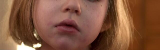 Devojčica se posvađala sa majkom, pa joj se brutalno osvetila: Uzela torbu punu novca, bacila kroz prozor a onda...