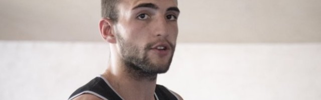 INTIMNI KUTAK VELJKA I BOGDANE! Ražnatović pokazao kako izgleda SPAVAĆA SOBA i bračni krevet! Au brale, kakvi jastuci! (VIDEO)