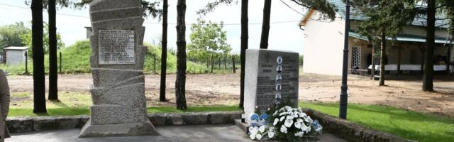 Dan koji je zavio Srbiju u crno! Godinu dana od nezapamćenog masakra u Malom Orašju i Duboni - građani u znak sećanja odaju poštu (FOTO)