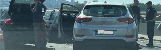 Težak lančani sudar u Beogradu! U koliziji tri automobila povređeni muž i žena sa detetom