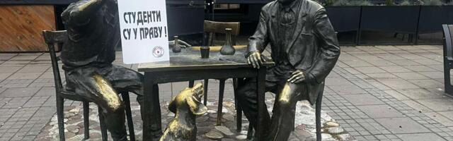 Niška Urbana gerila postavlja poruke podrške studentima na spomenike