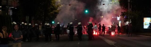 Policija potisnula građane sa Bulevara i sa Slavije, pa se povukla: Pala i hapšenja (VIDEO, FOTO)