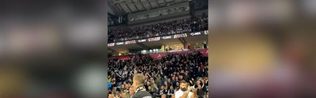 Navijači u majicama i satransparentima sa Obradovićevim likom - skandiranje njegovog imena čuje se sve jače i jače