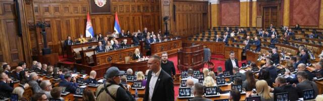 "UZBUDITE SE ČIM ČUJETE ZA LISICE" Žestoka polemika na današnjoj sednici Skupštine: Vole ljudi da se vezuju!