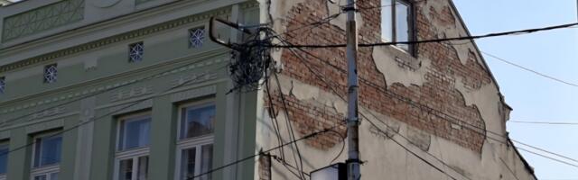 Treba li nam zaista alpinistička ekspedicija za jedan zid u centru Kragujevca? Dve i po godine čekamo završetak sanacije fasade, do sad bi napravili čitavu zgradu