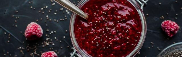 Brza poslastica bez šećera: Kako da napravite praline od malina i crne čokolade sa samo tri sastojka