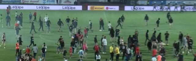 "IGRAČI PLAČU, A OSTALI SU U LIGI! TO SE U ISTORIJI NIJE DESILO!" Trener Radničkog dao ostavku posle SRAMOTNIH scena: Huligani su izudarali desetak fudbalera...